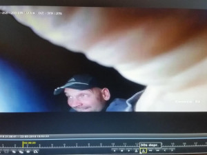 Neznámý muž ukradl v Budějcích kameru a utekl. Policie žádá o pomoc s jeho dopadením