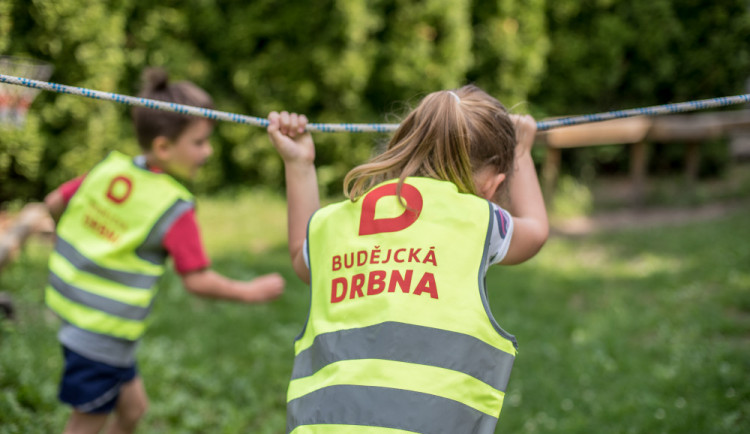 Děti z budějcké mateřské školy budou lépe vidět. Ke Dni dětí dostaly od Drbny nové reflexní vesty.