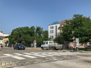 Nové midibusové zastávky vznikají na Senovážném náměstí.