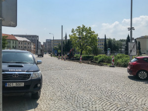 Nové midibusové zastávky vznikají na Senovážném náměstí.