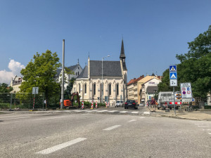 Nové midibusové zastávky vznikají na Senovážném náměstí.