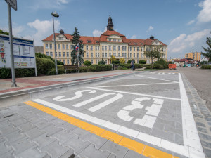 Nová midibusová zastávka u vchodu do českobudějovické nemocnice.