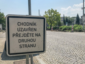 Nové midibusové zastávky vznikají na Senovážném náměstí.