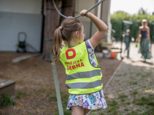 Děti z budějcké mateřské školy budou lépe vidět. Ke Dni dětí dostaly od Drbny nové reflexní vesty.