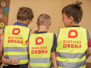 Děti z budějcké mateřské školy budou lépe vidět. Ke Dni dětí dostaly od Drbny nové reflexní vesty.