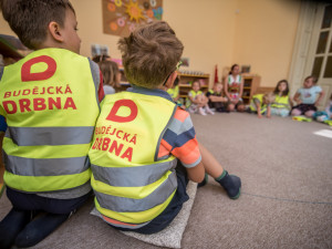 Děti z budějcké mateřské školy budou lépe vidět. Ke Dni dětí dostaly od Drbny nové reflexní vesty.