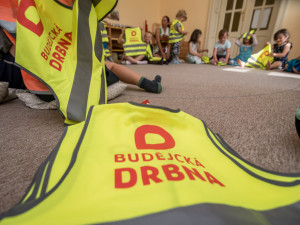 Děti z budějcké mateřské školy budou lépe vidět. Ke Dni dětí dostaly od Drbny nové reflexní vesty.