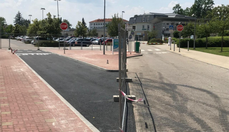 Druhý vjezdový pruh vzniká u parkoviště českobudějovické nemocnice. Řidičům tak usnadní a urychlí vjezd na nemocniční parkoviště, nyní se tam často tvoří kolony.