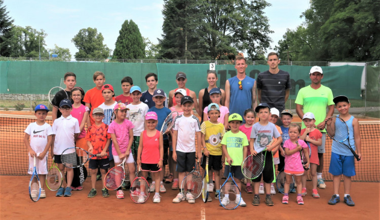 Dětem se během celého kempu věnuje kvalifikovaný trenér.