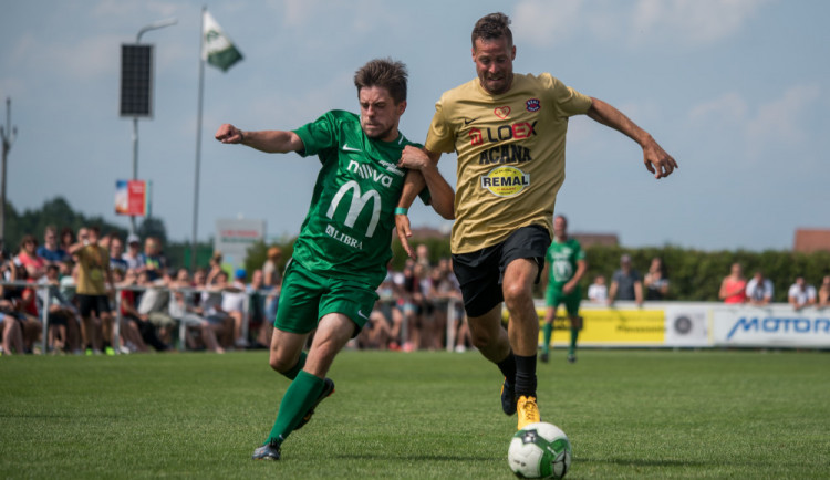 Fotbalová exhibice, neboli také Pomáháme fotbalem, nabídla návštěvníkům odpoledne plné sportu, zábavy a koncertů. V hlavním programu se ve fotbale utkaly Mádl Team a Real Top Praha.