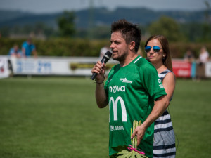 Fotbalová exhibice, neboli také Pomáháme fotbalem, nabídla návštěvníkům odpoledne plné sportu, zábavy a koncertů. V hlavním programu se ve fotbale utkaly Mádl Team a Real Top Praha.