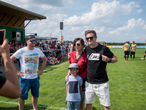 Fotbalová exhibice, neboli také Pomáháme fotbalem, nabídla návštěvníkům odpoledne plné sportu, zábavy a koncertů. V hlavním programu se ve fotbale utkaly Mádl Team a Real Top Praha.