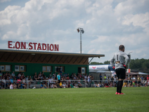 Fotbalová exhibice, neboli také Pomáháme fotbalem, nabídla návštěvníkům odpoledne plné sportu, zábavy a koncertů. V hlavním programu se ve fotbale utkaly Mádl Team a Real Top Praha.
