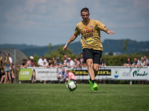 Fotbalová exhibice, neboli také Pomáháme fotbalem, nabídla návštěvníkům odpoledne plné sportu, zábavy a koncertů. V hlavním programu se ve fotbale utkaly Mádl Team a Real Top Praha.