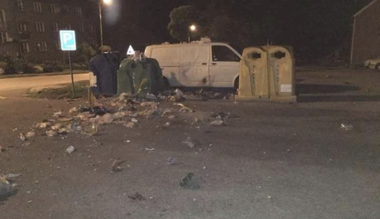 Švýcarský turista si z Česka odveze obvinění z trestných činů výtržnictví a poškozování cizí věci. Kriminalisté z Českého Krumlova třicetiletého muže zadrželi za poničení kontejneru a vozidla v obci Světlík.