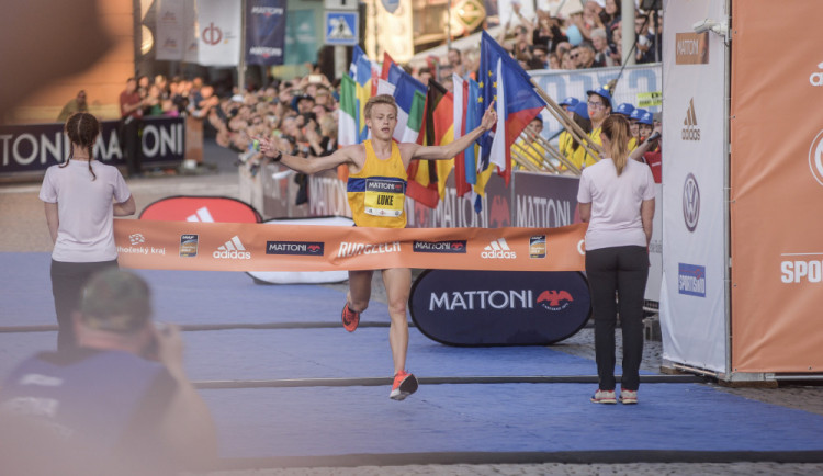 FOTO: Budějcký půlmaraton vyhrál Brit. Nejlepším Čechem byl Pavlišta, cílem proběhli i indiáni