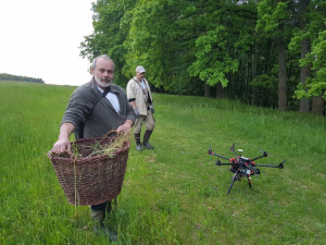 Při sečení luk každý rok zahyne mnoho srnčat. Lidé je proto zachraňují i díky dronům s termo.vizí