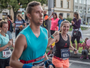 Nikča se na pohodu ještě usměje do foťáku.