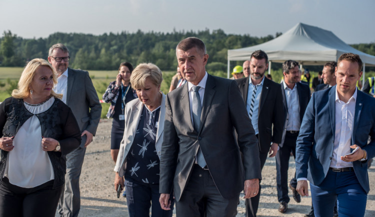 Předseda vlády dorazil do Budějc. Lidé ho uvítali protibabišovskými pokřiky.