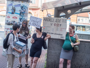 Předseda vlády dorazil do Budějc. Lidé ho uvítali protibabišovskými pokřiky.