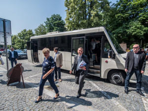 Vláda v demisi před Jihočeským muzeem.