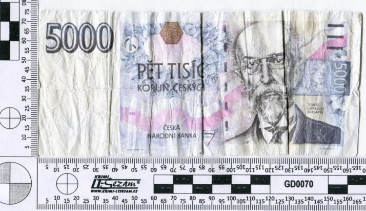Za karton cigaret platil padělanou pětitisícovkou. Ta měla jen jednu stranu