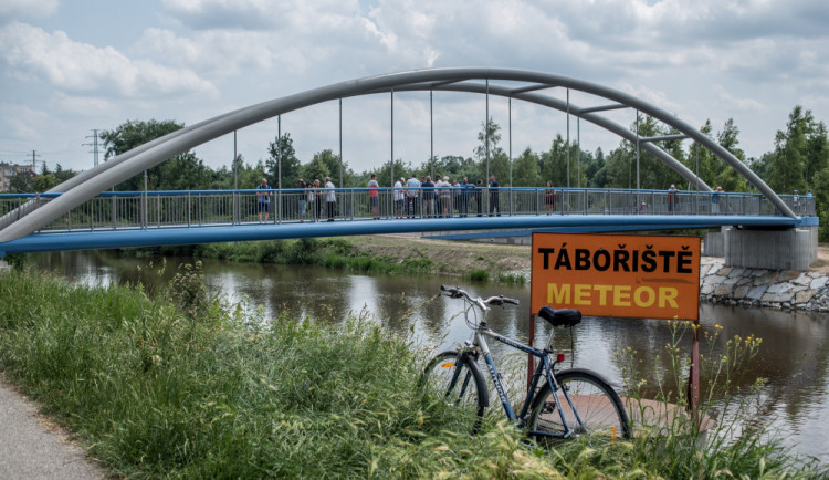 Cyklisté konečně mohou v Rožnově přejet na druhý břeh Vltavy.