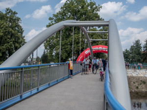 Nová lávka u Meteoru je otevřena. Pokračování cyklostezky ale brání výkup pozemků