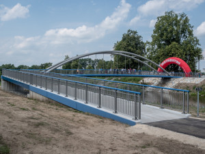 Nová lávka u Meteoru je otevřena. Pokračování cyklostezky ale brání výkup pozemků