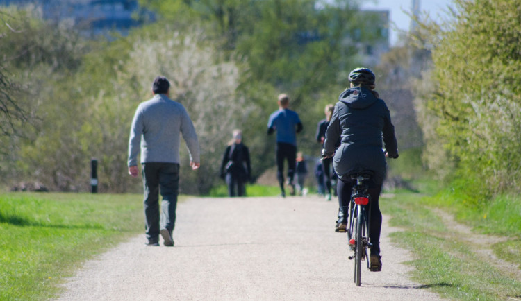 Bezpečná a zdravá cyklistika. Projekt Na kole jen s přilbou míří do desítek našich měst