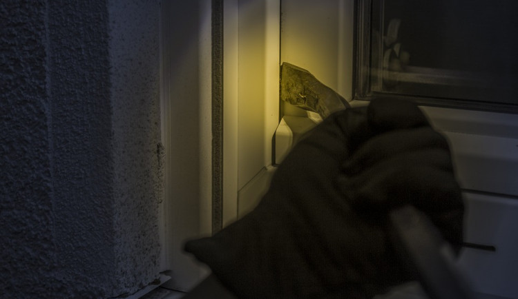 Z rodinného domu odnesl šperky a elektroniku za více než sto tisíc korun. Policisté ho ale dopadli