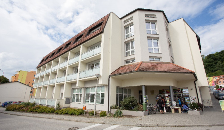 Hlubocký domov důchodců nabízí i takzvané odlehčovací služby, které slouží především k tomu, aby si rodiny odpočinuly od náročné péče o své blízké.