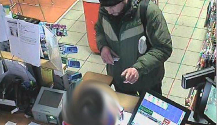 Poznáte muže na fotografii?