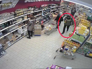 Poznáte muže na fotografii?