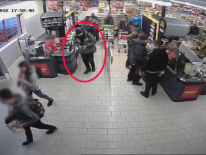 Poznáte muže na fotografii?