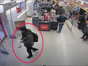 Poznáte muže na fotografii?