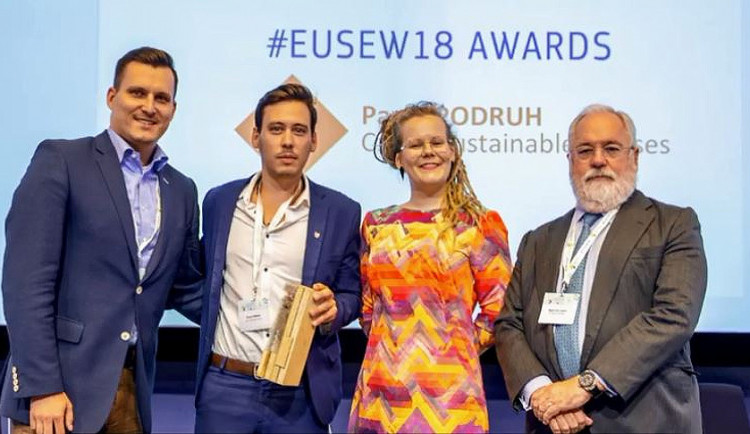 Každý rok uděluje Evropská komise své nejvyšší ocenění, EU Sustainable Energy Awards. Ale poprvé v historii tato významná cena putuje do České republiky. A to díky Jihočechovi Pavlovi Podruhovi (druhý zleva).