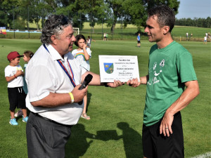 Starosta Olešníka Jaroslav Pavlica udělil Lafatovi čestné občanství.
