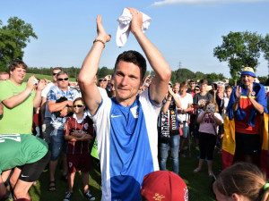 Góly bude dávat už jen v modrobílém trikotu FK Olešník, který vyfasoval od předsedy klubu Slavomíra Vařáka.