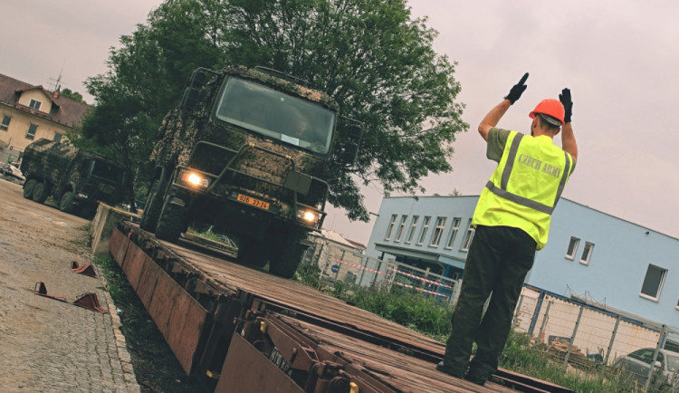 Navádění a najíždění techniky na železniční vozy na strakonickém nádraží.