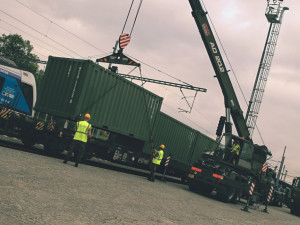 Nakládka kontejnerů, ve kterých je uložen potřebný materiál.