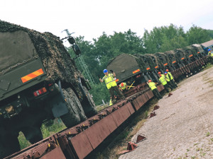 Příprava techniky na přesun po železnici.
