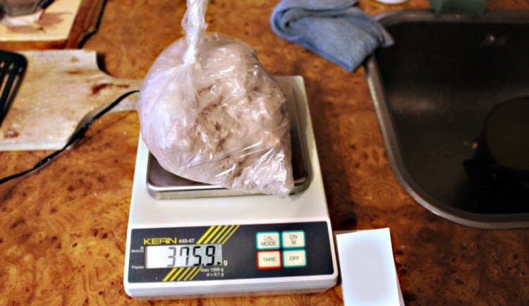 Objeveno bylo také mnoho pomůcek na výrobu drog.