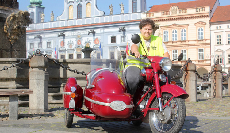 Lucie Berková na své Jawě 250.