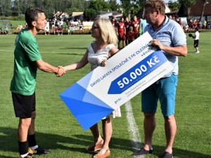 David Lafata společně s domácím klubem vybrali pro nadaci Haima Č. Budějovice padesát tisíc korun.