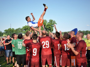 Lafata létal nad hlavami spoluhráčů.