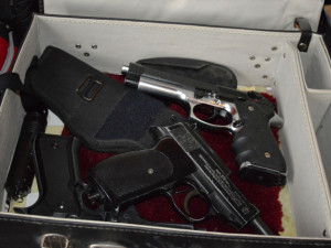 Podle policejního vyšetřovatele Daniela Hejdy bylo zadrženo zhruba deset zbraní.