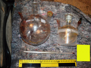 Objeveno bylo také mnoho pomůcek na výrobu drog.