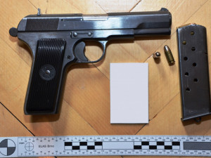 Podle policejního vyšetřovatele Daniela Hejdy bylo zadrženo zhruba deset zbraní.