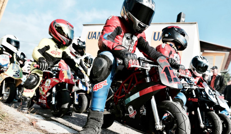 Čtyř až třináctiletí závodníci ze Smrž Academy se budou pronánět na motorkách přímo na trati v areálu výstaviště při simulovaných závodech při prvním budějckém motosrazu.